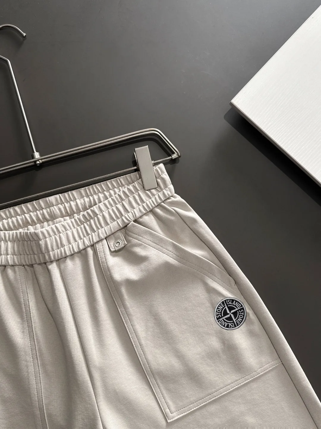 🅿️330 shipped next day. High quality Stone Island/Stone Island 2025 spring and summer new high-definition elastic band casual solid color loose shorts. Made with machines imported from Italy. The hem of the trousers is stitched with two needles. The stitching is fine and firm. The fabric is customized at the counter. It has high breathability and comfort. The details are impeccable. The brand element design concept reflects high quality. It feels delicate and soft! It presents a casual cut and the upper body shape is great! Size: S-XXL